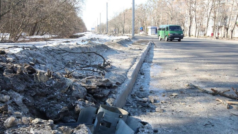 Una caja de cohetes yace enterrada en una carretera después de un reciente bombardeo en Kharkiv, Ucrania, el 24 de febrero de 2022.