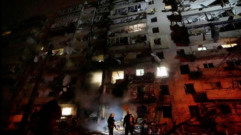 Los bomberos trabajan en edificio residencial dañado por los ataques rusos, en Kiev, Ucrania, este viernes