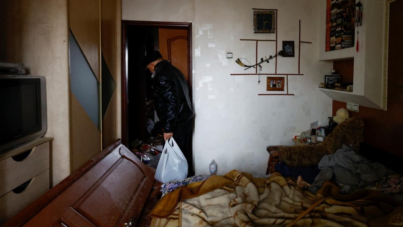 Un hombre contempla los daños en su habitación de un edificio residencial de Kiev, Ucrania, dañado por un bombardeo ruso durante la madrugada de este viernes.