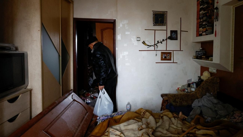 Un hombre contempla los daños en su habitación de un edificio residencial de Kiev, Ucrania, dañado por un bombardeo ruso durante la madrugada de este viernes.