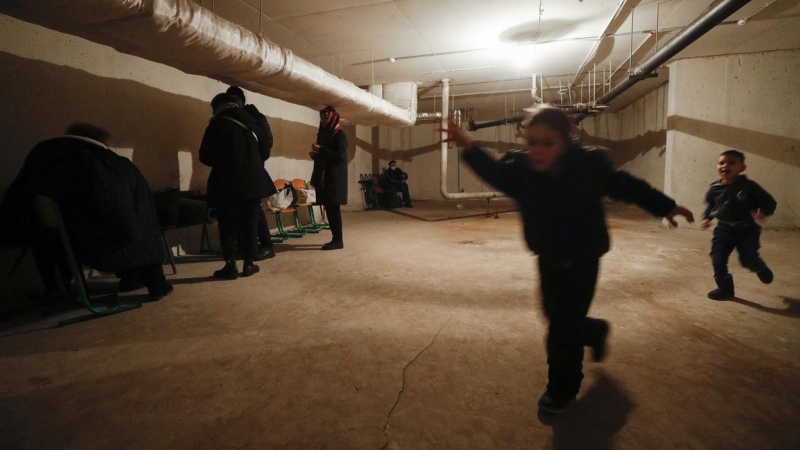 Varias familias se refugian en el sótano de una escuela durante la noche noche posterior a la operación militar rusa contra Ucrania, en Kiev.