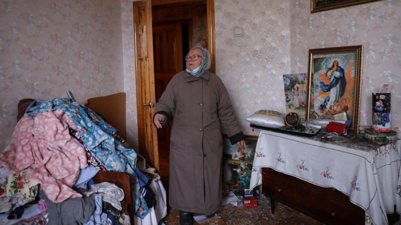 Una mujer entra en una habitación de un bloque de viviendas de Kiev afectado por los ataques rusos este viernes.