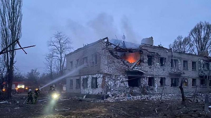 Un edificio destruido después de un bombardeo en la ciudad de Starobilsk, en la región de Lugansk, a este de Ucrania, en una  imagen de de este viernes facilitada por el gabinete de prensa del Servicio de Emergencia del Estado de Ucrania.