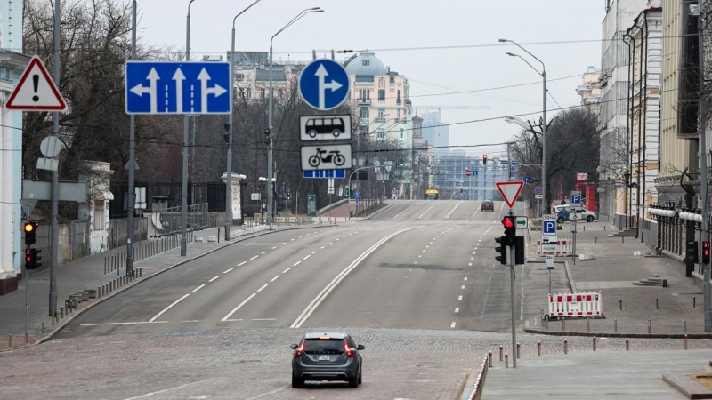 Una vista de una calle vacía en el centro de Kiev, Ucrania, este viernes, segundo día de ofensiva rusa total por el control de Ucrania.