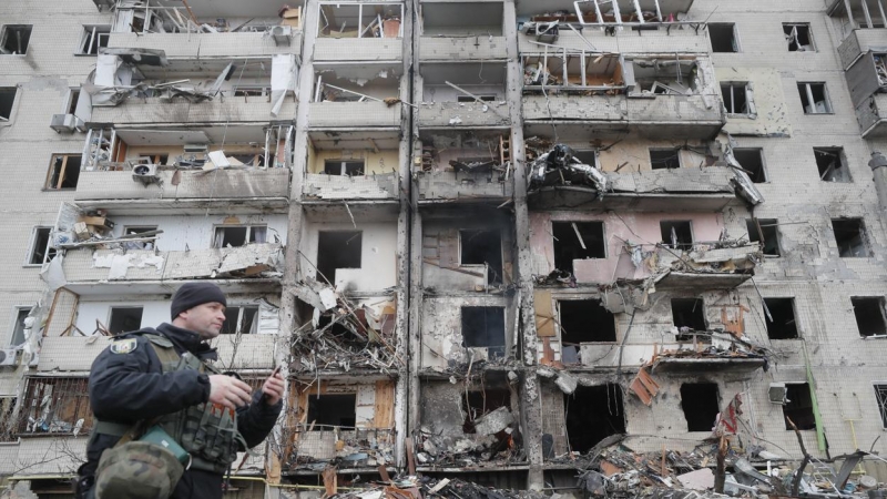 Consecuencias de un bombardeo nocturno en una zona residencial de Kiev, a 25 de febrero de 2022.