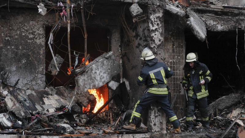 Los bomberos extinguen un incendio en un bloque de viviendas afectado por un bombardeo nocturno en una zona residencial de Kiev, Ucrania.