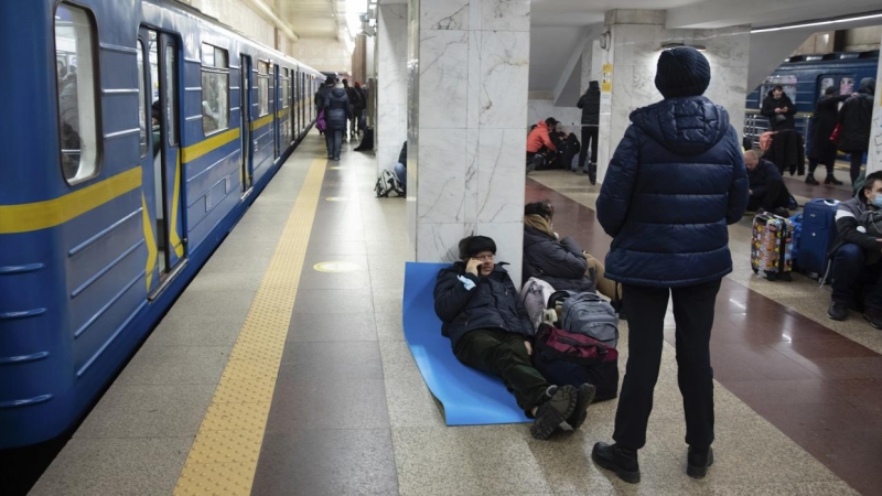 Ucranianos se refugian en una estación de metro para la próxima noche en Kiev, Ucrania, el 24 de febrero de 2022.