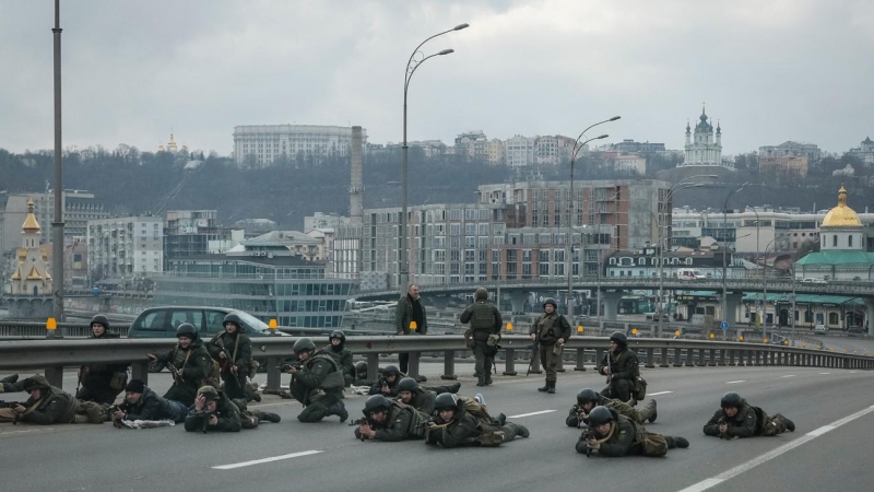 Militares de la Guardia Nacional de Ucrania toman posiciones en el centro de Kiev, Ucrania, este viernes. Las tropas rusas avanzan hacia el interior de la capital tras intensos combates en Obolón, una zona norte ya en territorio de la ciudad ucraniana