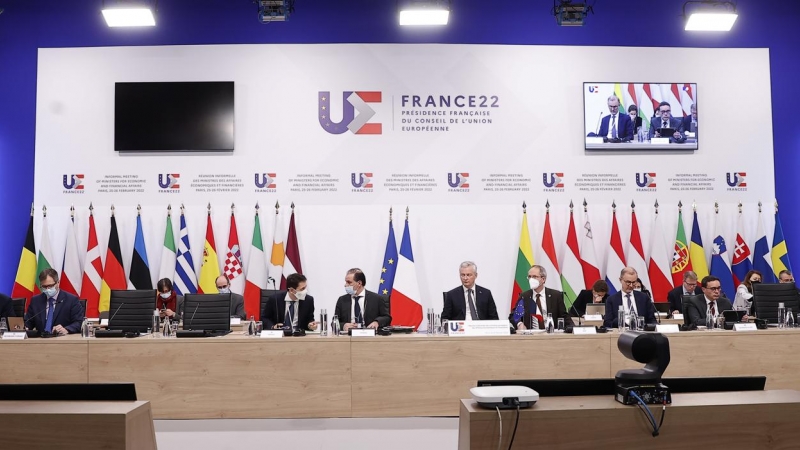 El ministro de Finanzas francés, Bruno Le Maire (centro), organiza una cumbre informal de ministros de finanzas de la UE en París, Francia, el 25 de febrero de 2022.