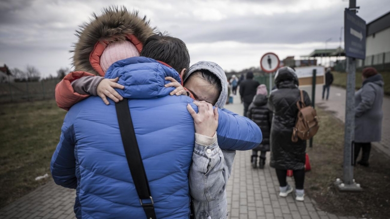 El ucraniano Ivan abraza a su nieta Diana y a su hija Olena justo después de cruzar la frontera de Shehyni en Ucrania a Medyka en Polonia. después de la invasión militar de Rusia en territorio ucraniano.