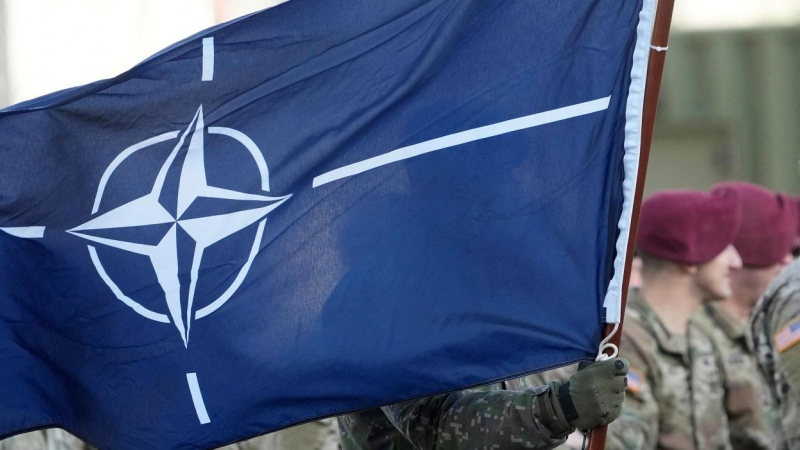 25/02/2022 La bandera de la OTAN ondea durante la ceremonia de llegada de las tropas estadounidenses a la base militar de Adazi, Letonia