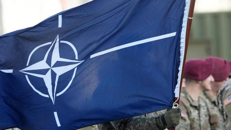 25/02/2022 La bandera de la OTAN ondea durante la ceremonia de llegada de las tropas estadounidenses a la base militar de Adazi, Letonia
