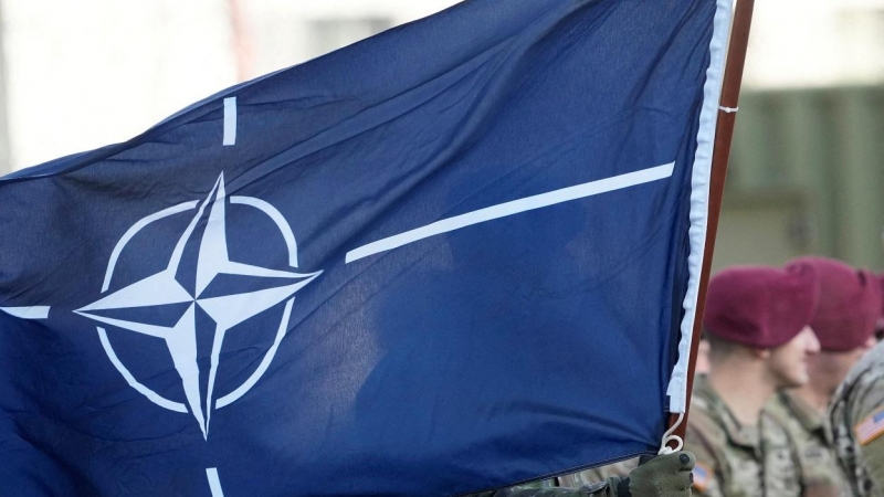 25/02/2022 La bandera de la OTAN ondea durante la ceremonia de llegada de las tropas estadounidenses a la base militar de Adazi, Letonia