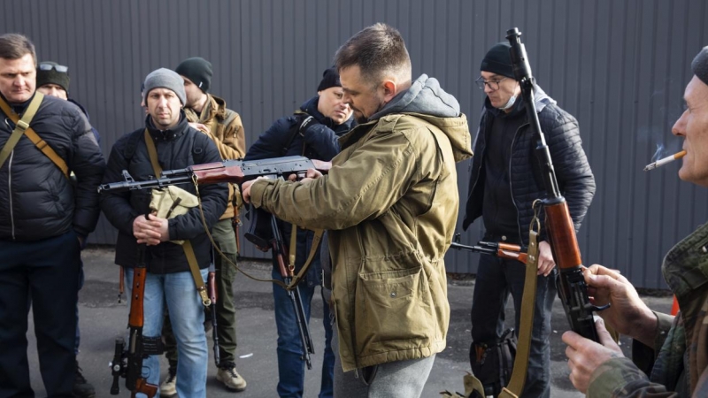 Voluntarios de la defensa territorial reciben armas y municiones en Kiev para hacer frente al avance de las tropas rusas. EFE/EPA/MIKHAIL PALINCHAK