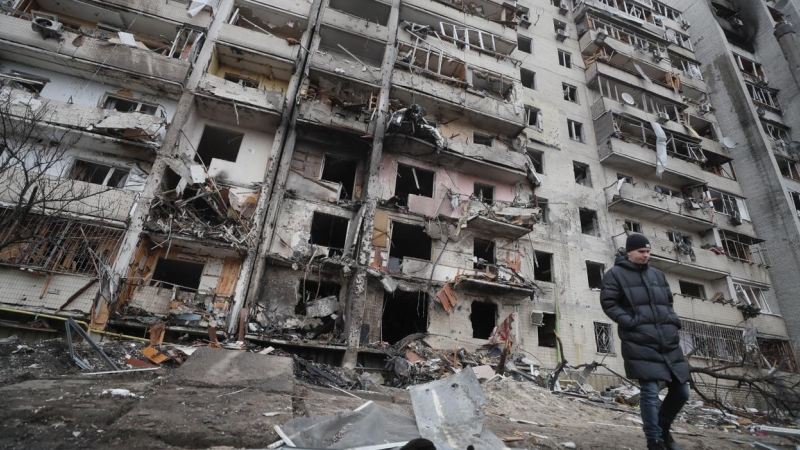 Varios edificios gravemente dañados por el bombardeo nocturno ruso en una zona residencial de Kiev. EFE/SERGEY DOLZHENKO