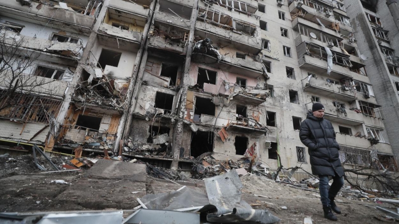 Varios edificios gravemente dañados por el bombardeo nocturno ruso en una zona residencial de Kiev. EFE/SERGEY DOLZHENKO