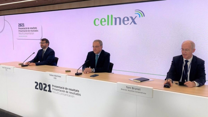 El consejero delegado de Cellnex, Tobias Martínez, junto al director financiero y de M&A, José Manuel Aisa, y al director de Asuntos Corporativos, Toni Brunet, en la presentación de los resultados de 2021.