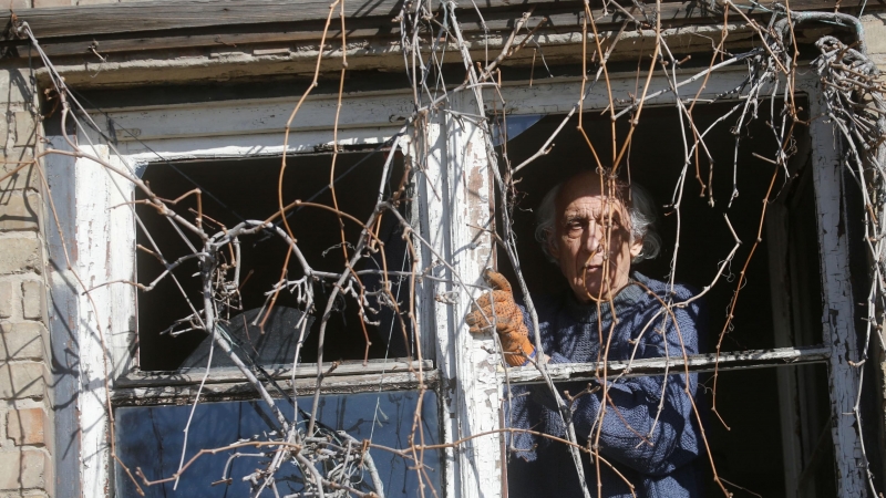 Un hombre inspecciona una ventana rota, después de que Rusia lanzara una operación militar masiva contra Ucrania, en Kiev, Ucrania, el 26 de febrero de 2022.