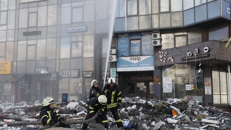 Los bomberos ucranianos apagaron el fuego en un bloque de apartamentos de gran altura que fue atacado por bombardeos en Kiev, Ucrania, el 26 de febrero.