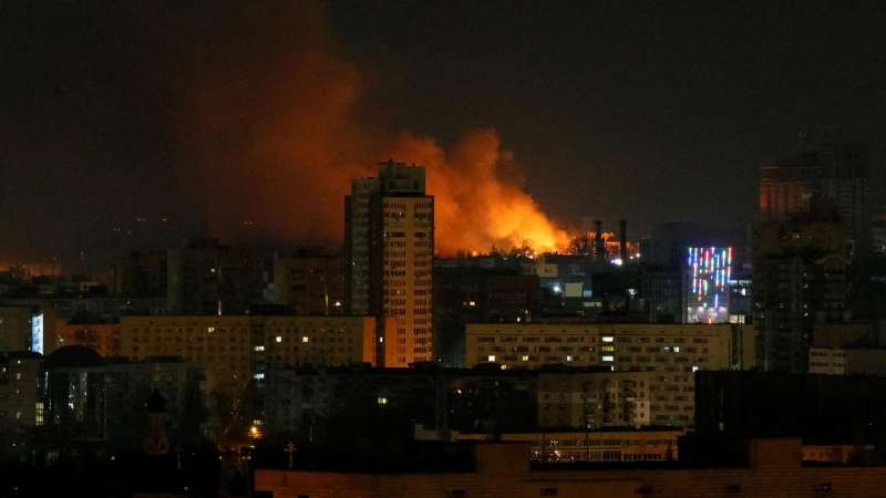 El humo y las llamas se elevan durante el bombardeo en Kiev, mientras Rusia continúa su invasión de Ucrania el 26 de febrero de 2022
