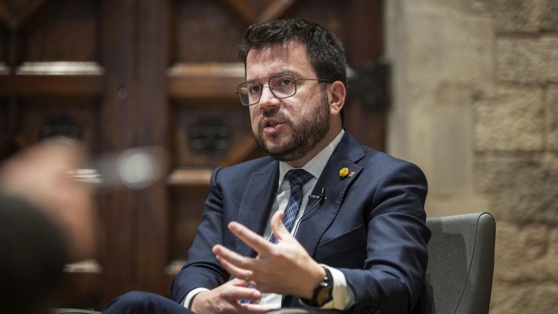El president Aragonès durant un moment de l'entrevista realitzada ala Sala dels Diputats annexa al despatx presidencial.