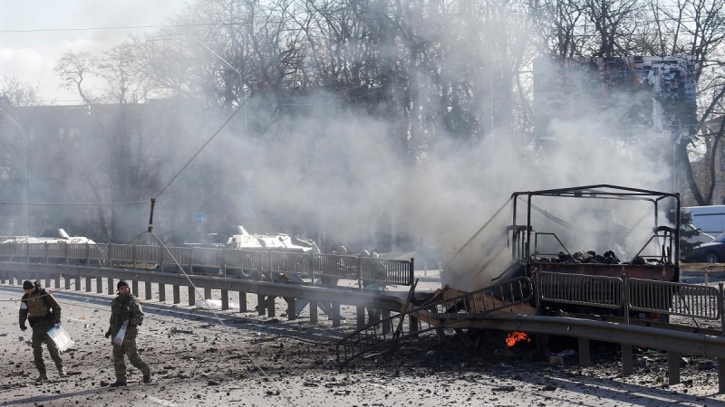 26/02/2022 Un vehículo arde en Kiev como consecuencia de la ofensiva rusa a la capital de Ucrania