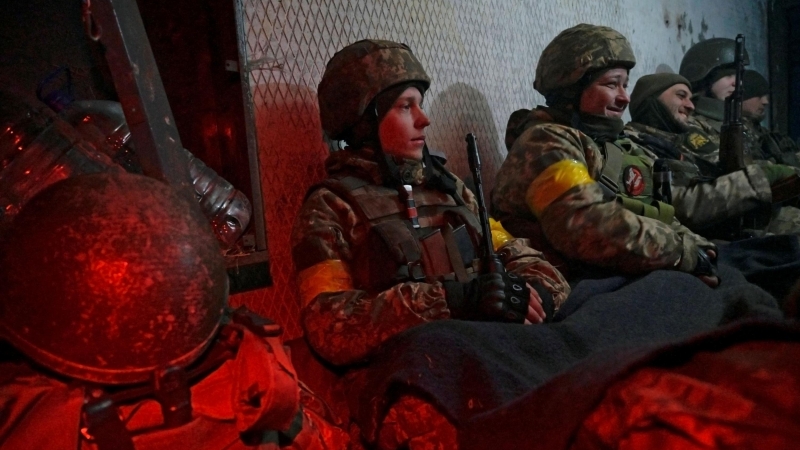 Los militares ucranianos se refugian en un refugio en posiciones de combate en la base aérea militar Vasylkiv en la región de Kiev, Ucrania, el 26 de febrero de 2022.