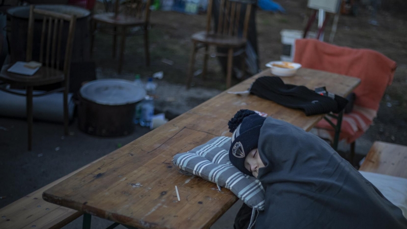 Un niño duerme sobre la mesa mientras las personas que huyen de Ucrania llegan a Eslovaquia, en el cruce fronterizo de Vysne Nemecke, Eslovaquia, el 27 de febrero de 2022.