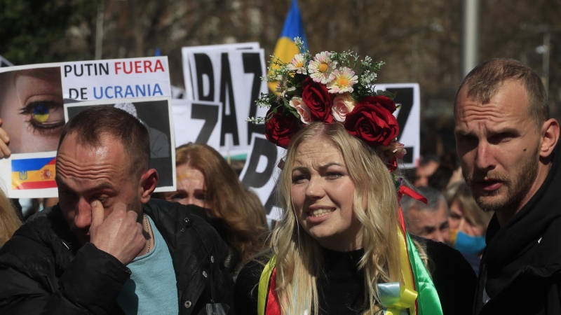 Vista de la manifestación contra la guerra de Ucrania en las calles del centro de Madrid este domingo.