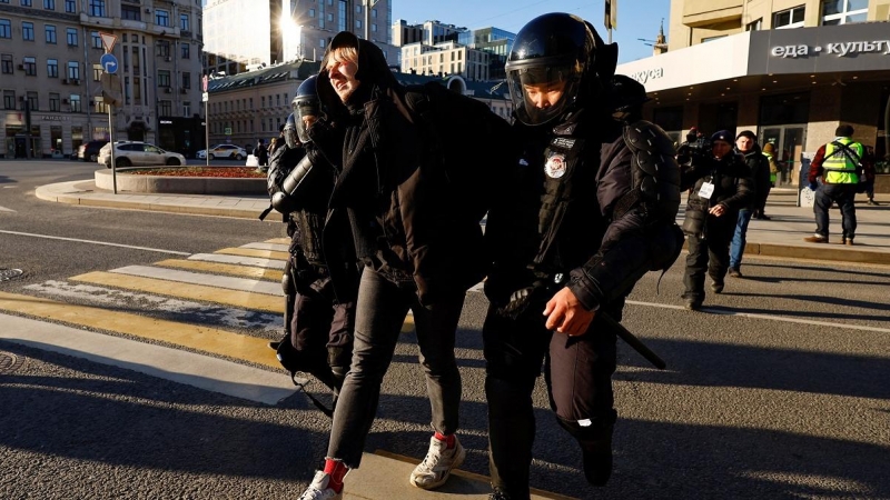 La Policía detiene a un hombre en una protesta contra la guerra de Rusia y Ucrania en Moscú.