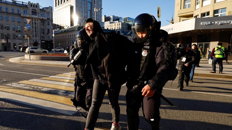 La Policía detiene a un hombre en una protesta contra la guerra de Rusia y Ucrania en Moscú.