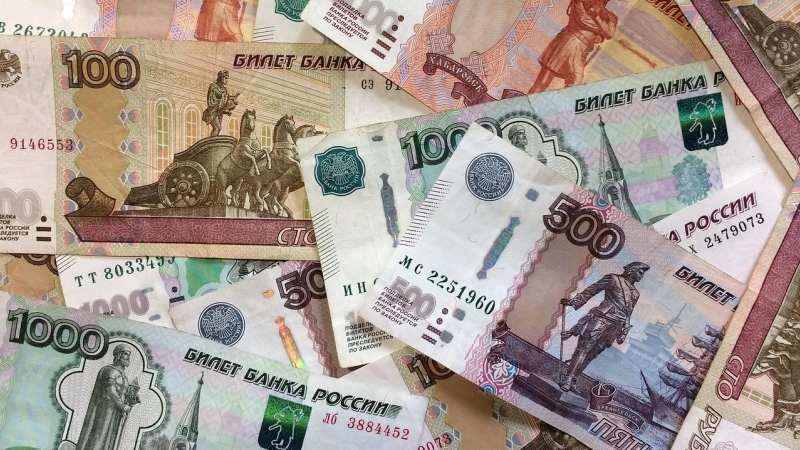 Imagen de archivo. Varios billetes de rublos.