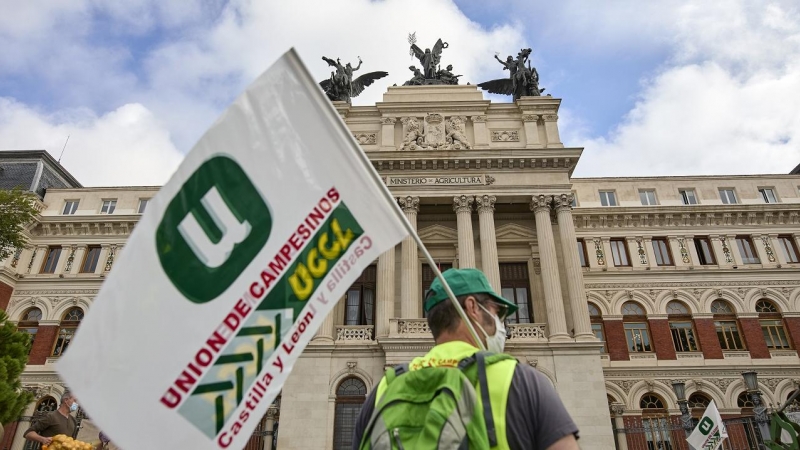 28/2/22-Un hombre en la concentración para que las ayudas a la Política Agrícola Común (PAC) tengan por destinatarios a los profesionales del campo, frente al Ministerio de Agricultura, a 15 de septiembre de 2021, en Madrid (España).