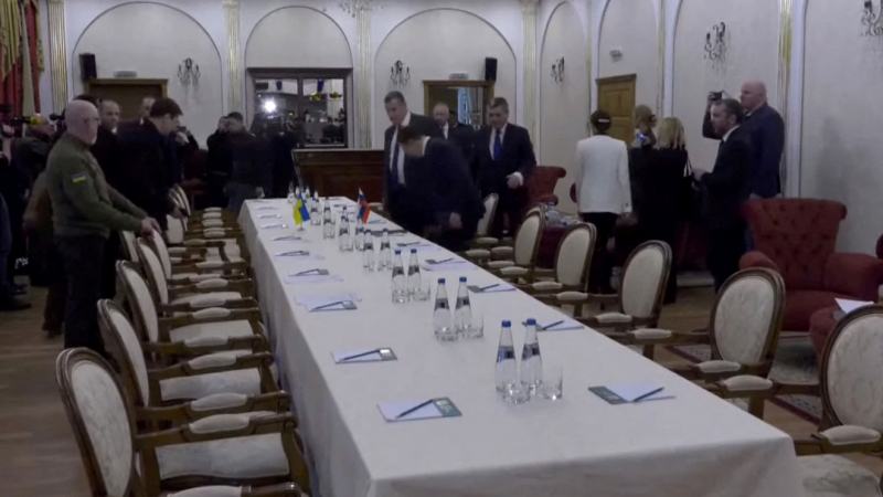 El ministro de Defensa de Ucrania, Oleksii Reznikov, se prepara para conversar con Vladimir Medinsky, asistente presidencial y jefe de delegación de Rusia, en la región de Gomel , Bielorrusia, el 28 de febrero de 2022