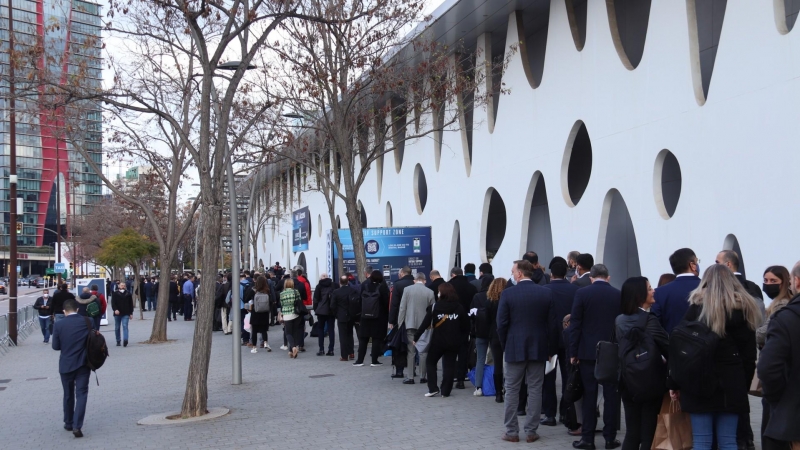 28/02/2022 - Cua per accedir al MWC 2022, al recinte de la Gran Via de la Fira de Barcelona.