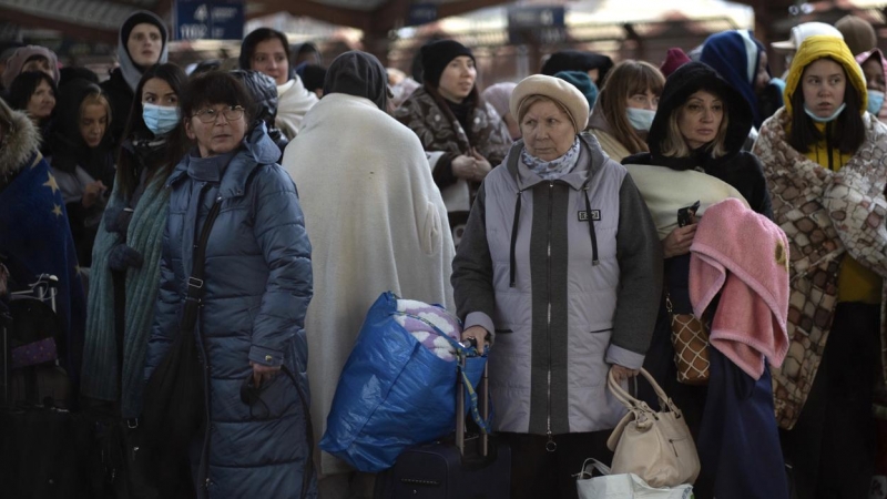 Refugiados ucranianos a su llegada este domingo a la estación de tren de tren de Przemsyl, en Polonia, que se ha convertido en uno de los principales puntos de llegada para los refugiados que huyen de la guerra.