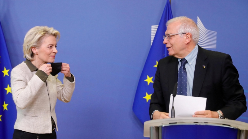 El Alto Representante de la Unión Europea para Asuntos Exteriores y Política de Seguridad, Josep Borrell, y la Presidenta de la Comisión Europea, Ursula von der Leyen, asisten a una conferencia de prensa en Bruselas el 27 de febrero de 2022.