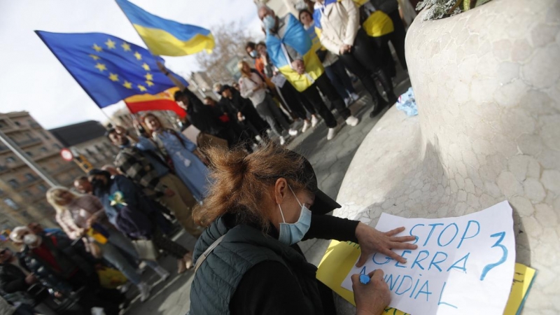 24/02/2022 Cerca de medio centenar de ucranianos se han concentrado este jueves frente a las oficinas de la Unión Europea en Barcelona