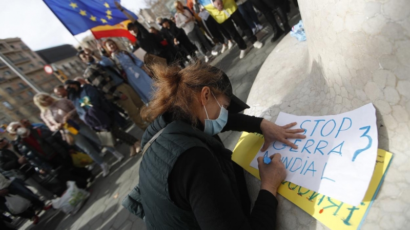 24/02/2022 Cerca de medio centenar de ucranianos se han concentrado este jueves frente a las oficinas de la Unión Europea en Barcelona