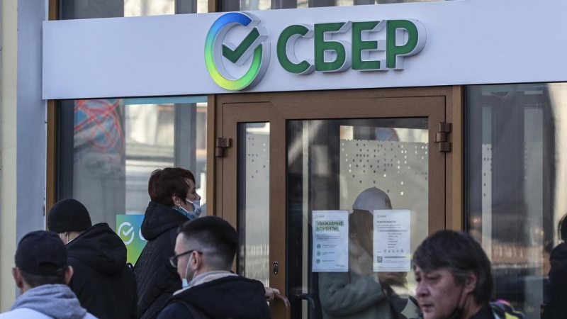 Varias personas hacen cola para entrar en una sucursal del banco Sberbank en Moscú. EFE/EPA/MAXIM SHIPENKOV