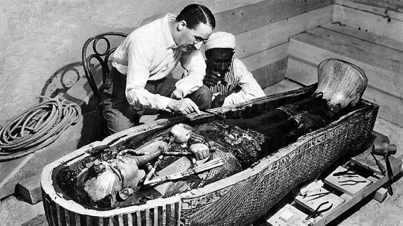 El arqueólogo británico Howard Carter examina el tercer ataúd de Tutankamón, el de oro macizo.