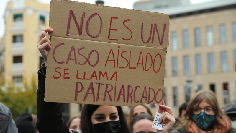 20/11/2021 Una mujer sostiene una pancarta en una manifestación feminista en Madrid