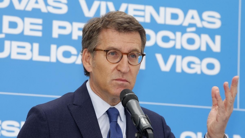 El presidente de la Xunta, Alberto Núñez Feijóo, interviene en la entrega de llaves a adjudicatarios de viviendas protegidas, en Vigo, a 28 de febrero de 2022.