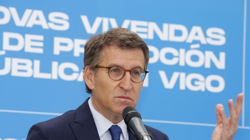 El presidente de la Xunta, Alberto Núñez Feijóo, interviene en la entrega de llaves a adjudicatarios de viviendas protegidas, en Vigo, a 28 de febrero de 2022.