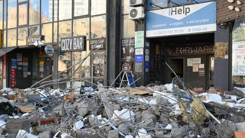 Vista de un edificio alcanzado por un proyectil en Kiev (Ucrania), este lunes.