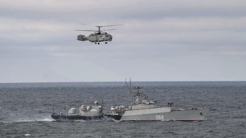 Un helicóptero y un buque de guerra del ejército ruso participan en un ejercicio naval y los lanzamientos de prueba de misiles Kinzhal y Kalibr con capacidad nuclear, observados por el presidente ruso Vladimir Putin, en el Mar Negro frente a La costa de C