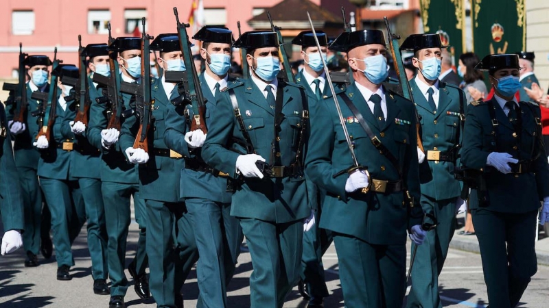 Miembros de la Guardia Civil desfilan en el acto de toma de posesión de Antonio Jesús Orantos como jefe de la Comandancia de la XIII Zona de la Guardia Civil, a 23 de febrero de 2022, en Santander.