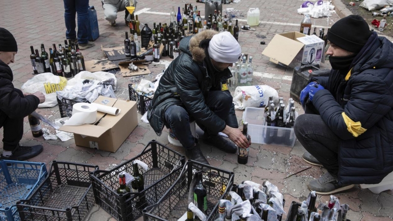 Residentes en Kiev, la capital de Ucrania, preparan cócteles molotov para atacar a las tropas rusas si entran en la ciudad.