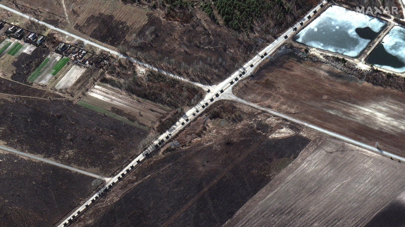 Una imagen satelital muestra un convoy militar cerca de Invankiv.
