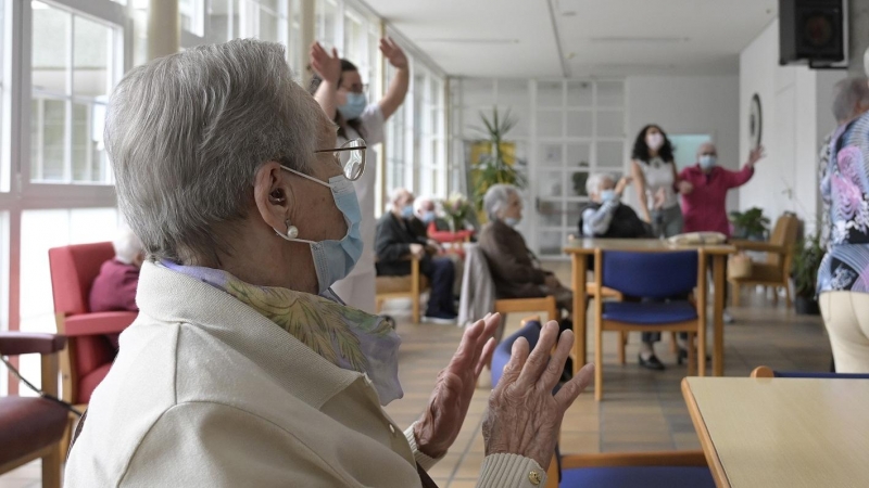 1/3/22-Varios ancianos en una de las salas de la Residencia de mayores de Carballo, a 19 de junio de 2021, en A Coruña, Galicia (España).